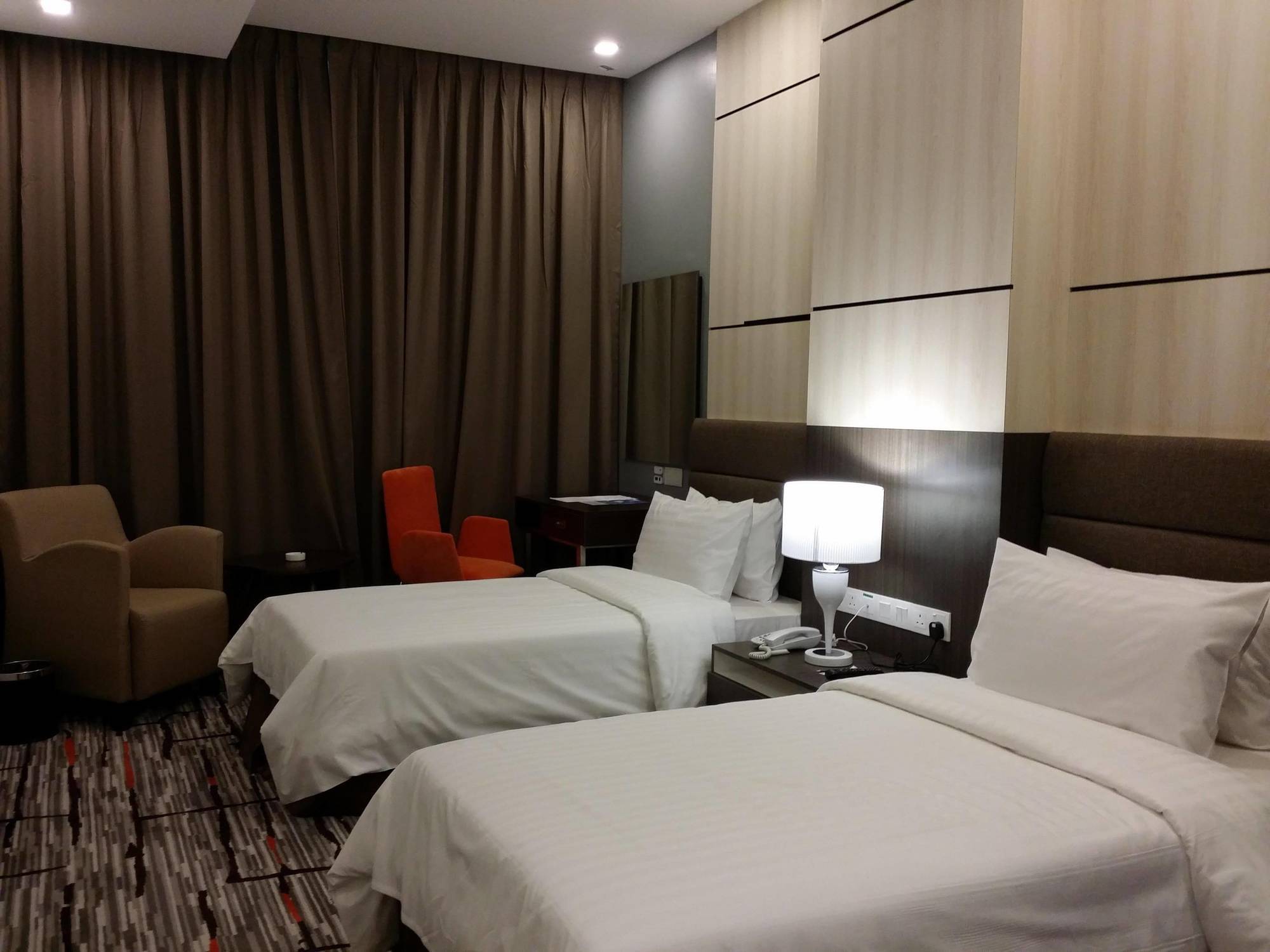 Promenade Hotel Бинтулу Екстериор снимка