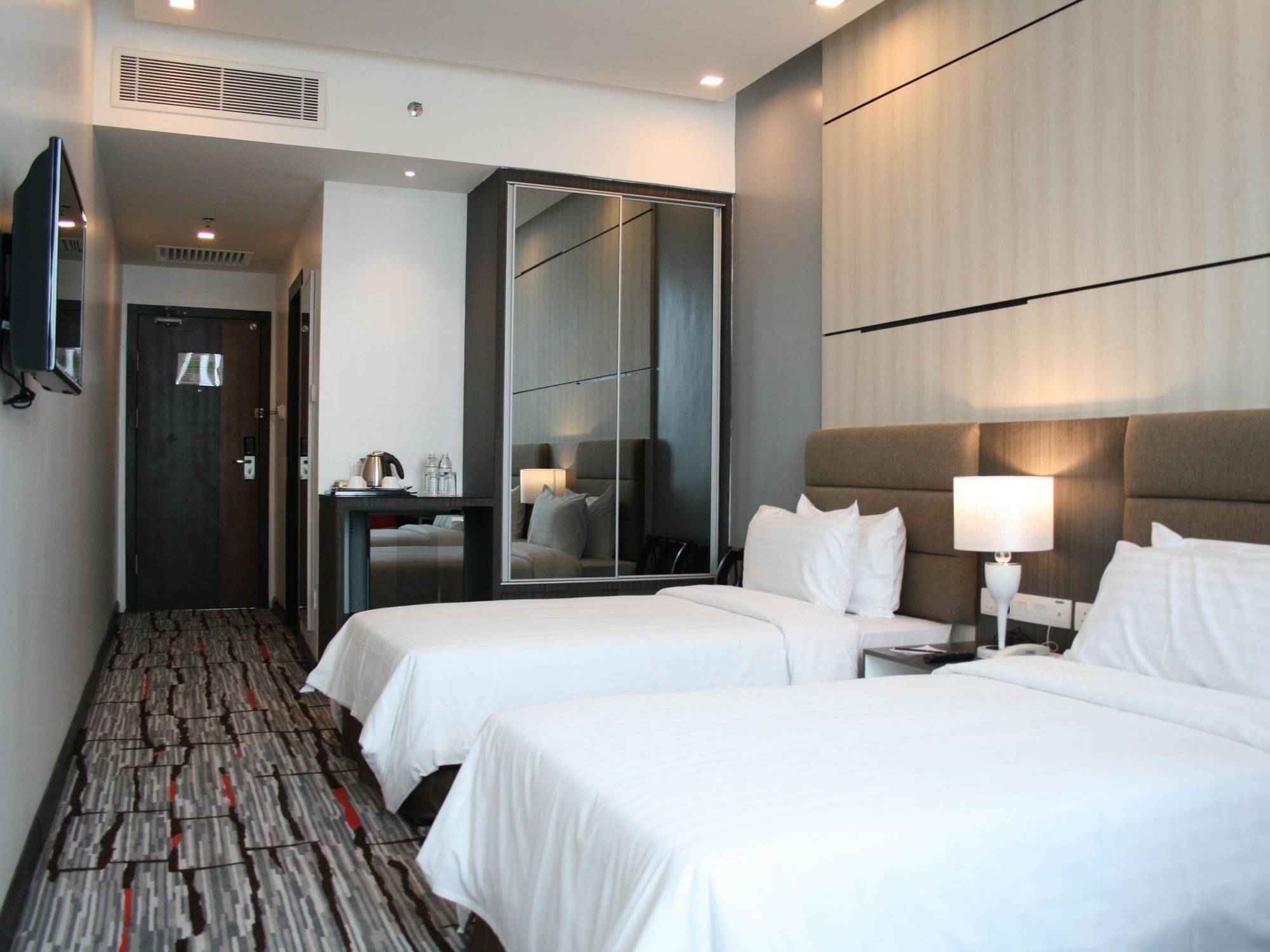 Promenade Hotel Бинтулу Екстериор снимка
