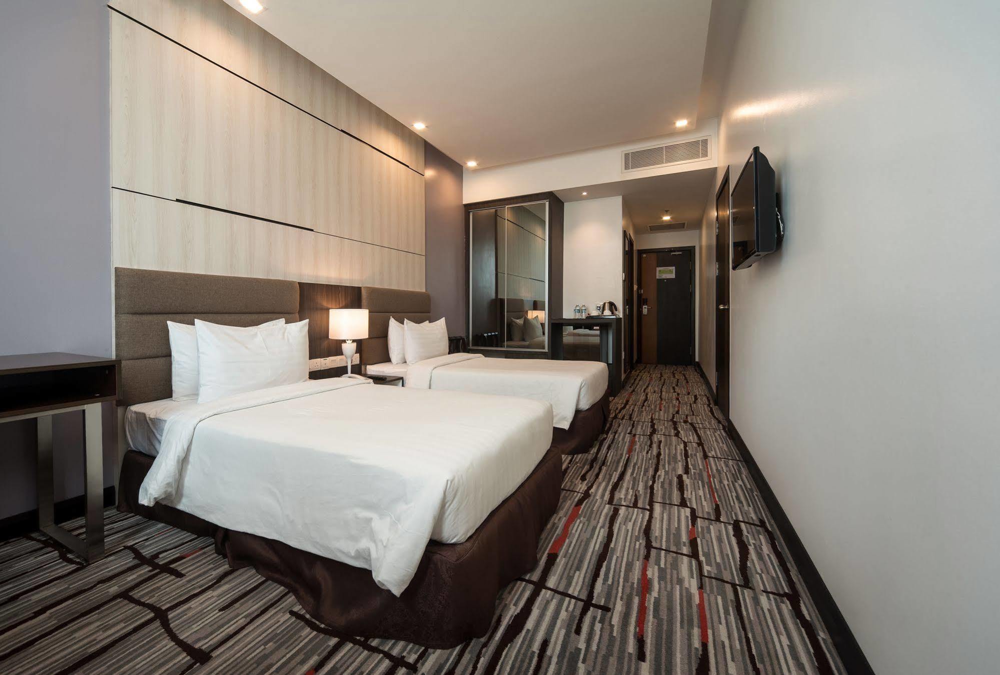 Promenade Hotel Бинтулу Екстериор снимка