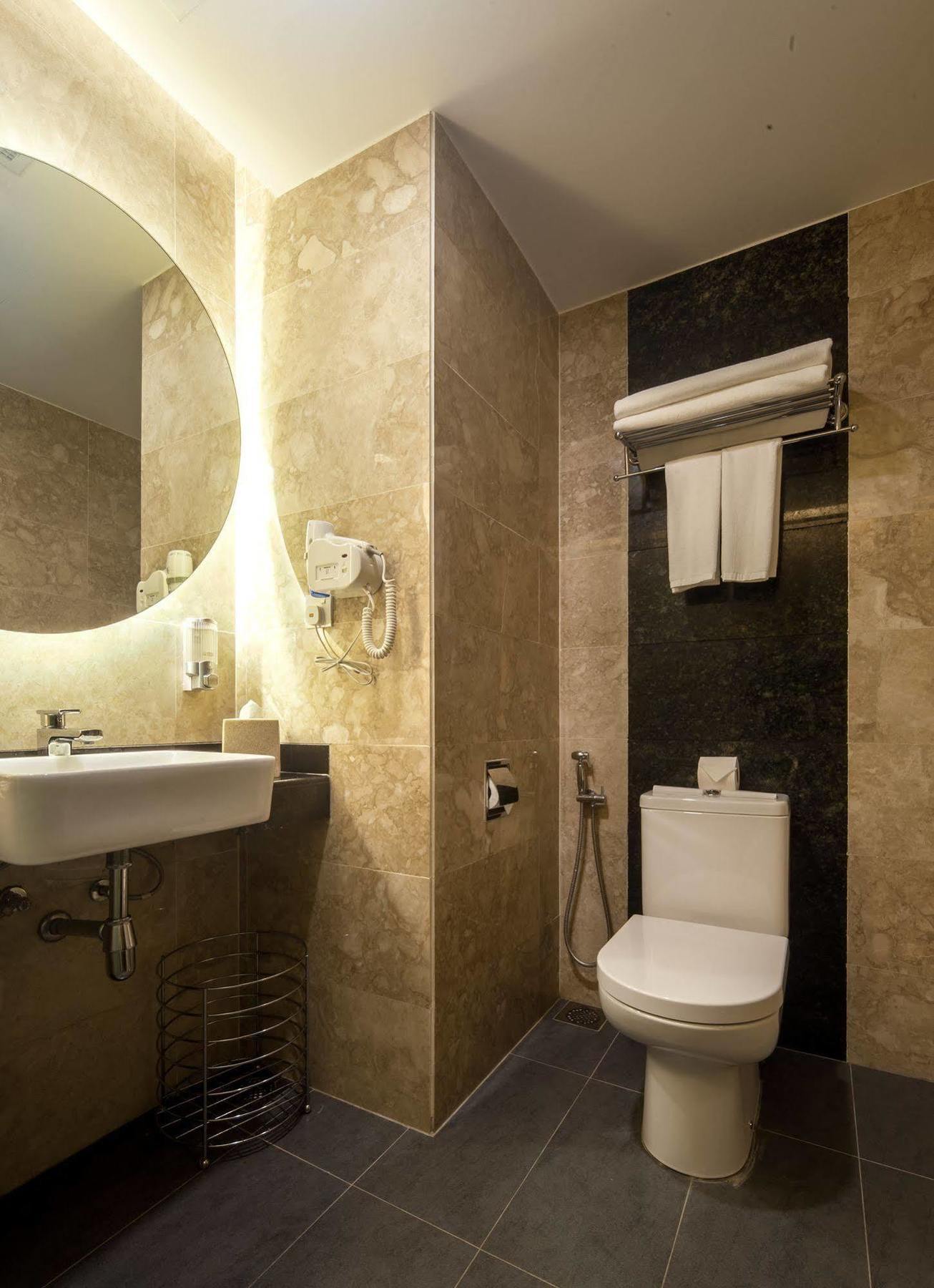Promenade Hotel Бинтулу Екстериор снимка