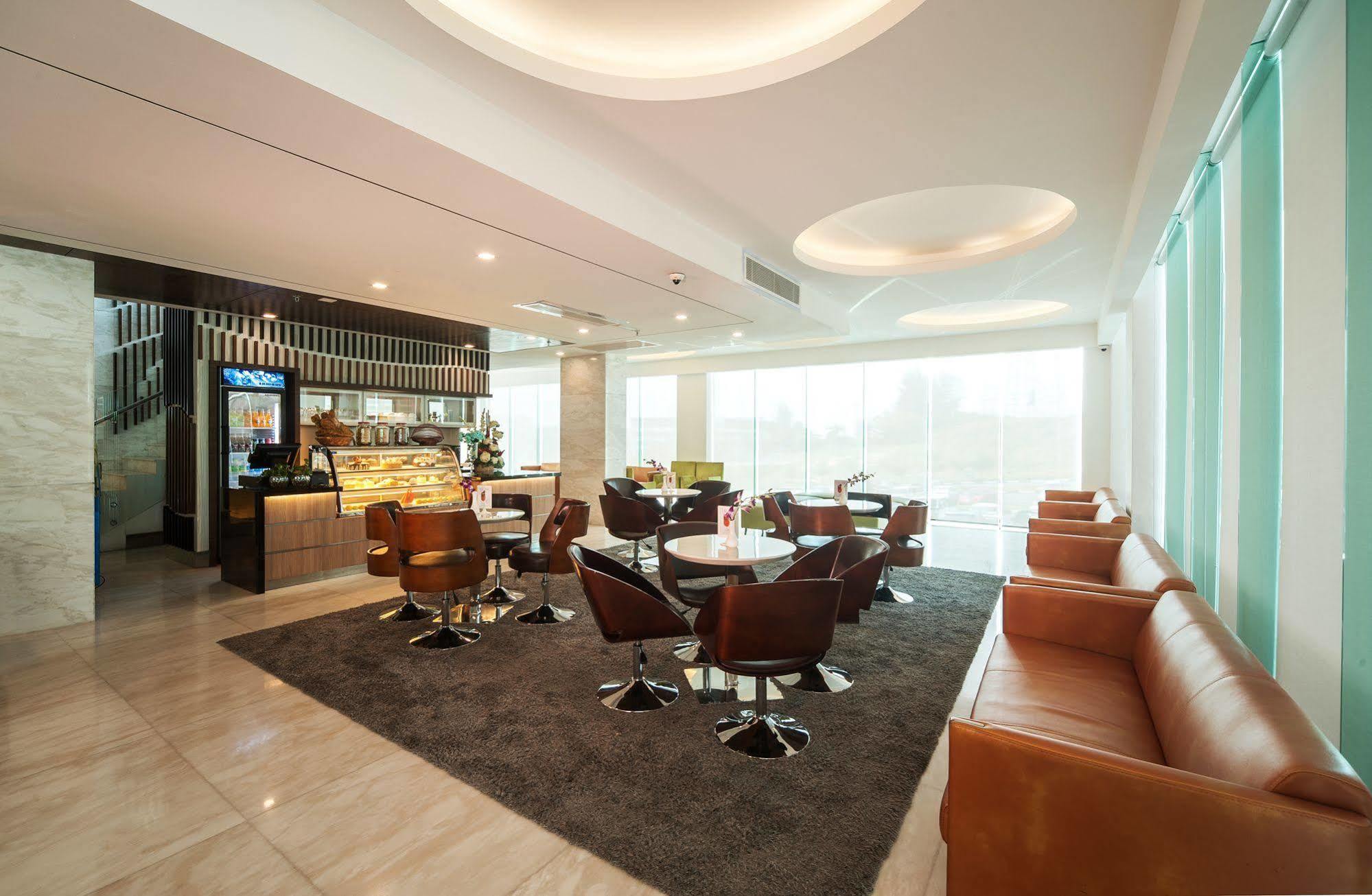 Promenade Hotel Бинтулу Екстериор снимка