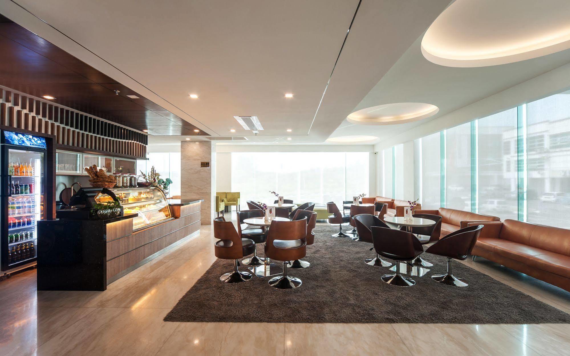 Promenade Hotel Бинтулу Екстериор снимка