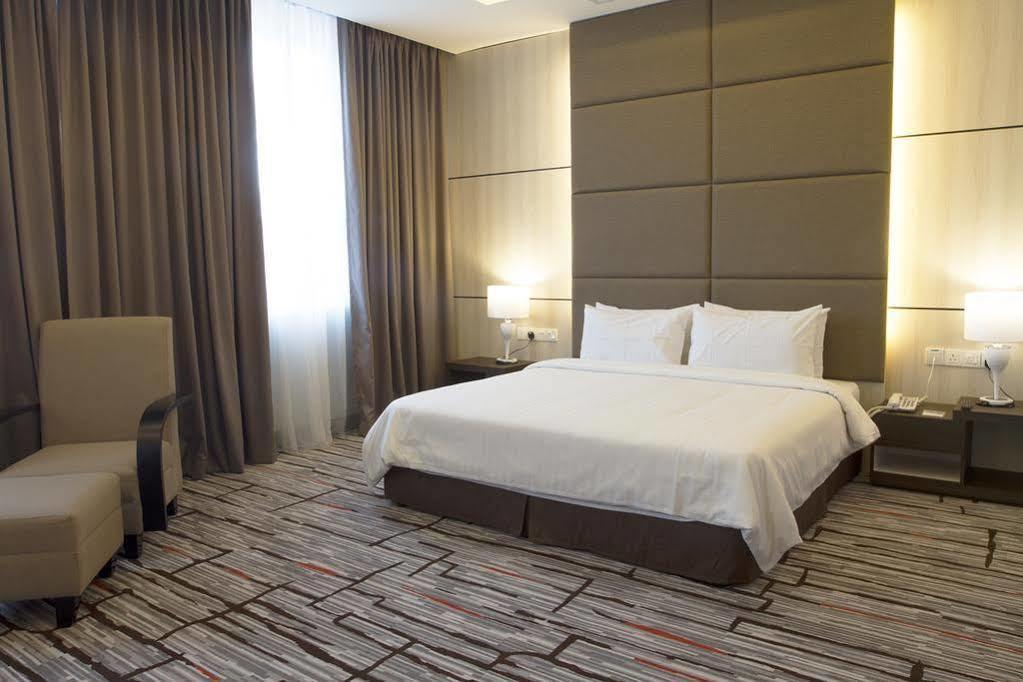 Promenade Hotel Бинтулу Екстериор снимка