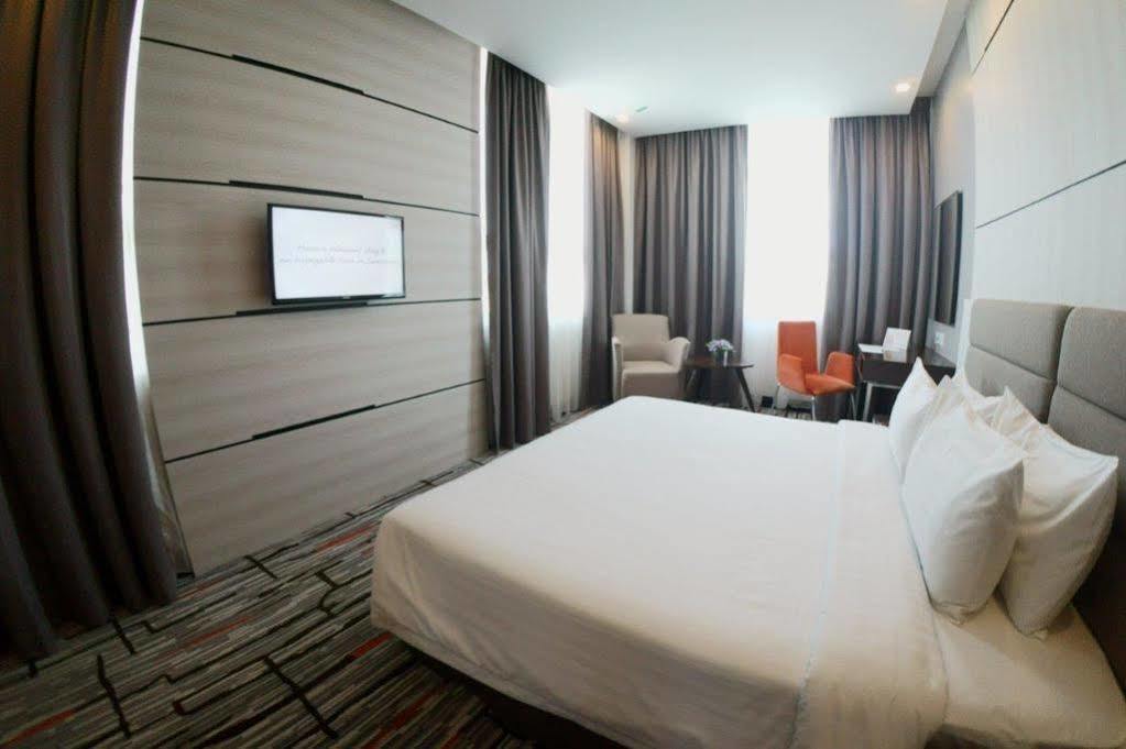 Promenade Hotel Бинтулу Екстериор снимка